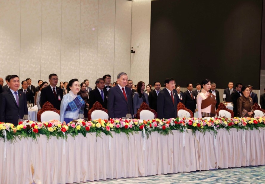 Party General Secretary attends state banquet hosted by Lao leader